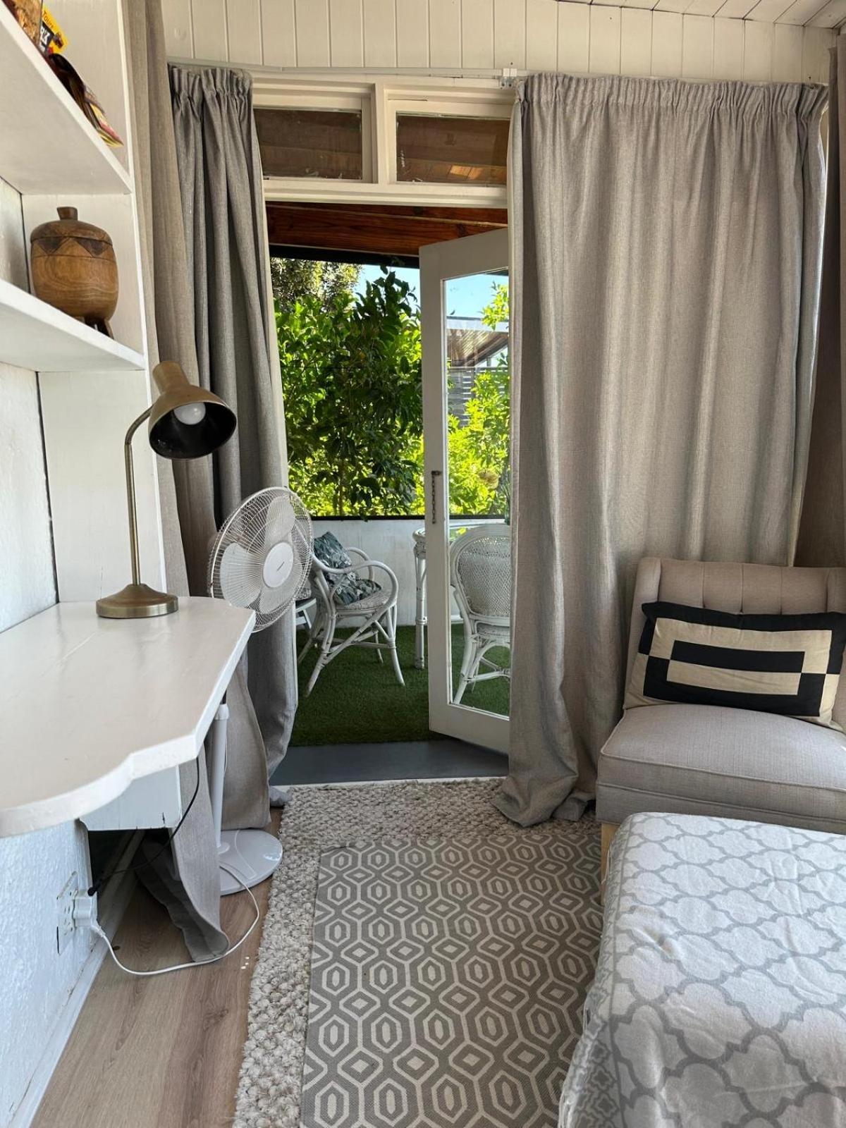 Independent Quaint Flat, Close To Beach เคปทาวน์ ภายนอก รูปภาพ